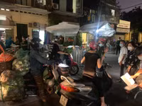 [Ảnh] Giây phút tháo barie phong tỏa tại Văn Chương - Văn Miếu sau 21 ngày phong tỏa