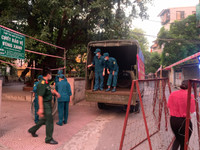 [Ảnh] Giây phút tháo barie phong tỏa tại Văn Chương - Văn Miếu sau 21 ngày phong tỏa