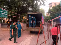 [Ảnh] Giây phút tháo barie phong tỏa tại Văn Chương - Văn Miếu sau 21 ngày phong tỏa