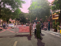 [Ảnh] Giây phút tháo barie phong tỏa tại Văn Chương - Văn Miếu sau 21 ngày phong tỏa