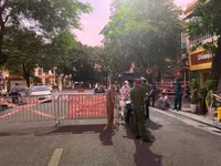 [Ảnh] Giây phút tháo barie phong tỏa tại Văn Chương - Văn Miếu sau 21 ngày phong tỏa