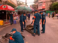 [Ảnh] Giây phút tháo barie phong tỏa tại Văn Chương - Văn Miếu sau 21 ngày phong tỏa