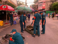 [Ảnh] Giây phút tháo barie phong tỏa tại Văn Chương - Văn Miếu sau 21 ngày phong tỏa