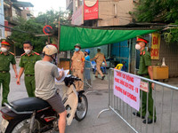 [Ảnh] Giây phút tháo barie phong tỏa tại Văn Chương - Văn Miếu sau 21 ngày phong tỏa