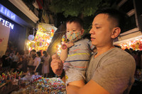Người Hà Nội đón trung thu sớm 