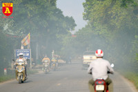 Khói rơm rạ bủa vây người tham gia giao thông tại Hà Nội