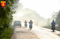 Khói rơm rạ bủa vây người tham gia giao thông tại Hà Nội