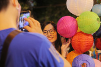 Người Hà Nội đón trung thu sớm 