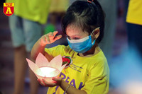 Phật tử đeo khẩu trang phòng dịch dự lễ Vu lan báo hiếu