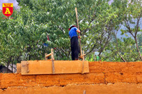 Lên Y Tý xem đồng bào giã đất làm nhà