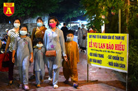 Phật tử đeo khẩu trang phòng dịch dự lễ Vu lan báo hiếu