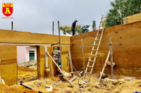 Lên Y Tý xem đồng bào giã đất làm nhà