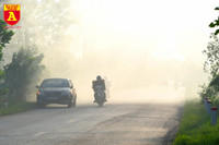 Khói rơm rạ bủa vây người tham gia giao thông tại Hà Nội