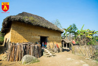 Lên Y Tý xem đồng bào giã đất làm nhà