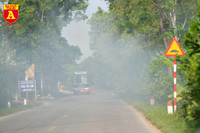 Khói rơm rạ bủa vây người tham gia giao thông tại Hà Nội