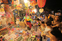 Người Hà Nội đón trung thu sớm 