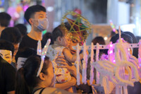 Người Hà Nội đón trung thu sớm 