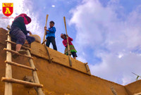 Lên Y Tý xem đồng bào giã đất làm nhà