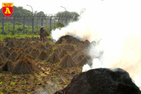 Khói rơm rạ bủa vây người tham gia giao thông tại Hà Nội