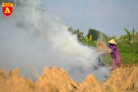 Khói rơm rạ bủa vây người tham gia giao thông tại Hà Nội