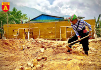 Lên Y Tý xem đồng bào giã đất làm nhà