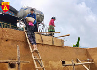 Lên Y Tý xem đồng bào giã đất làm nhà