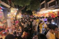 Người Hà Nội đón trung thu sớm 