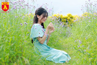 Thiếu nữ Hà Nội đẹp dịu dàng bên cánh đồng hoa oải hương thảo