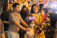 Người Hà Nội đón trung thu sớm 