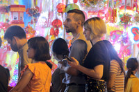 Người Hà Nội đón trung thu sớm 