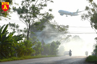 Khói rơm rạ bủa vây người tham gia giao thông tại Hà Nội