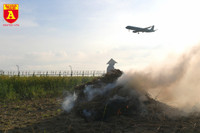 Khói rơm rạ bủa vây người tham gia giao thông tại Hà Nội