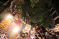 Người Hà Nội đón trung thu sớm 