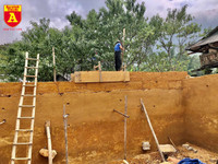 Lên Y Tý xem đồng bào giã đất làm nhà