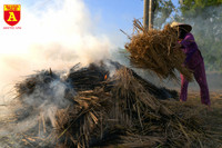 Khói rơm rạ bủa vây người tham gia giao thông tại Hà Nội