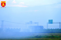 Khói rơm rạ bủa vây người tham gia giao thông tại Hà Nội