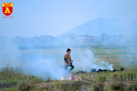 Khói rơm rạ bủa vây người tham gia giao thông tại Hà Nội