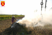 Khói rơm rạ bủa vây người tham gia giao thông tại Hà Nội