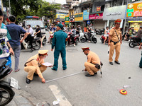 Cận cảnh hiện trường vụ ô tô bán tải húc, kéo xe máy ở phố Khâm Thiên