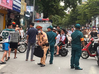 Cận cảnh hiện trường vụ ô tô bán tải húc, kéo xe máy ở phố Khâm Thiên