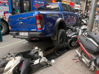 Cận cảnh hiện trường vụ ô tô bán tải húc, kéo xe máy ở phố Khâm Thiên