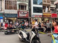 Cận cảnh hiện trường vụ ô tô bán tải húc, kéo xe máy ở phố Khâm Thiên