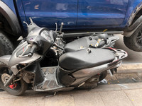 Cận cảnh hiện trường vụ ô tô bán tải húc, kéo xe máy ở phố Khâm Thiên