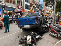 Cận cảnh hiện trường vụ ô tô bán tải húc, kéo xe máy ở phố Khâm Thiên
