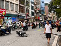 Cận cảnh hiện trường vụ ô tô bán tải húc, kéo xe máy ở phố Khâm Thiên