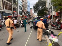 Cận cảnh hiện trường vụ ô tô bán tải húc, kéo xe máy ở phố Khâm Thiên