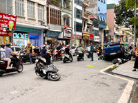 Cận cảnh hiện trường vụ ô tô bán tải húc, kéo xe máy ở phố Khâm Thiên