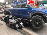 Cận cảnh hiện trường vụ ô tô bán tải húc, kéo xe máy ở phố Khâm Thiên