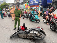 Cận cảnh hiện trường vụ ô tô bán tải húc, kéo xe máy ở phố Khâm Thiên