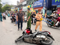 Cận cảnh hiện trường vụ ô tô bán tải húc, kéo xe máy ở phố Khâm Thiên